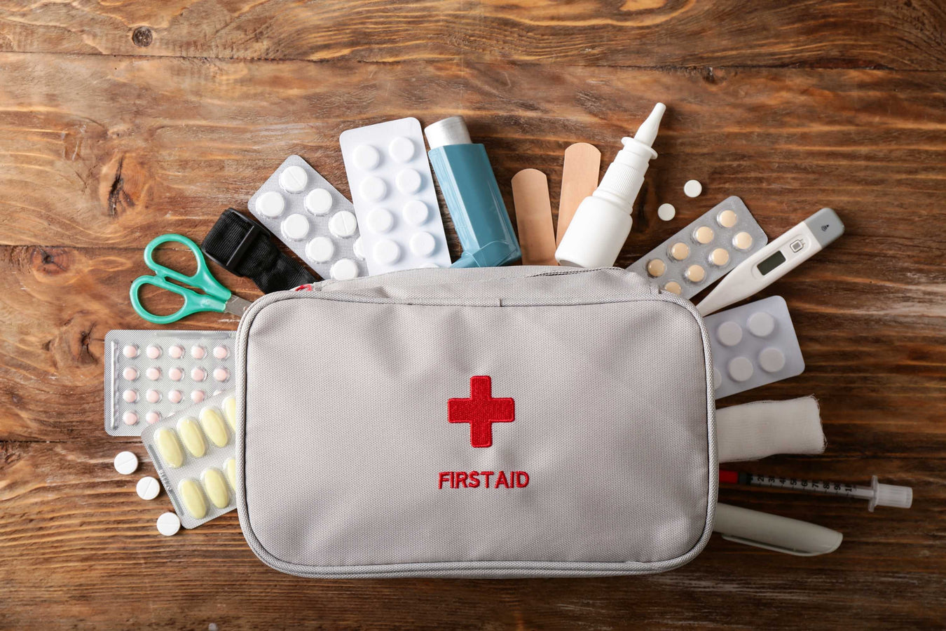 Zenwells Botiquín de Primeros Auxilios - First Aid Kit de Emergencia para  Viajes, Coche, Camping, Deportes - Bolsa Completa y Robusta Made in Germany  : : Deportes y aire libre